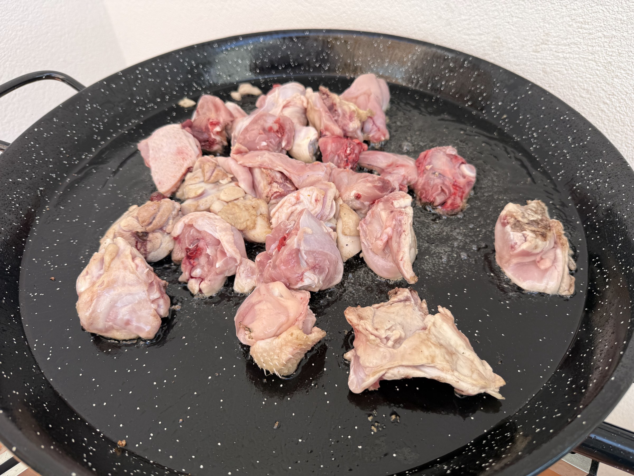Kip en konijn in de pan