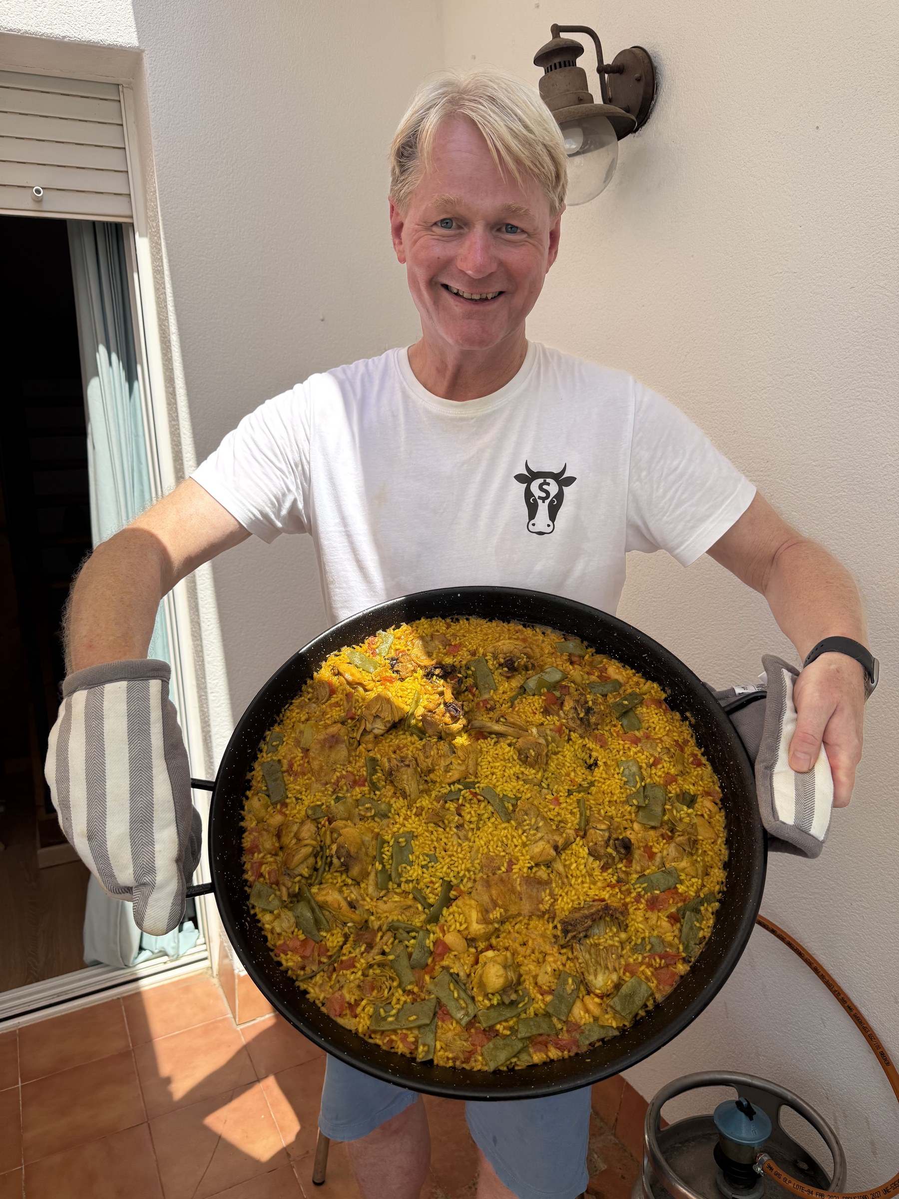 Hugo met de klaargemaakte paella