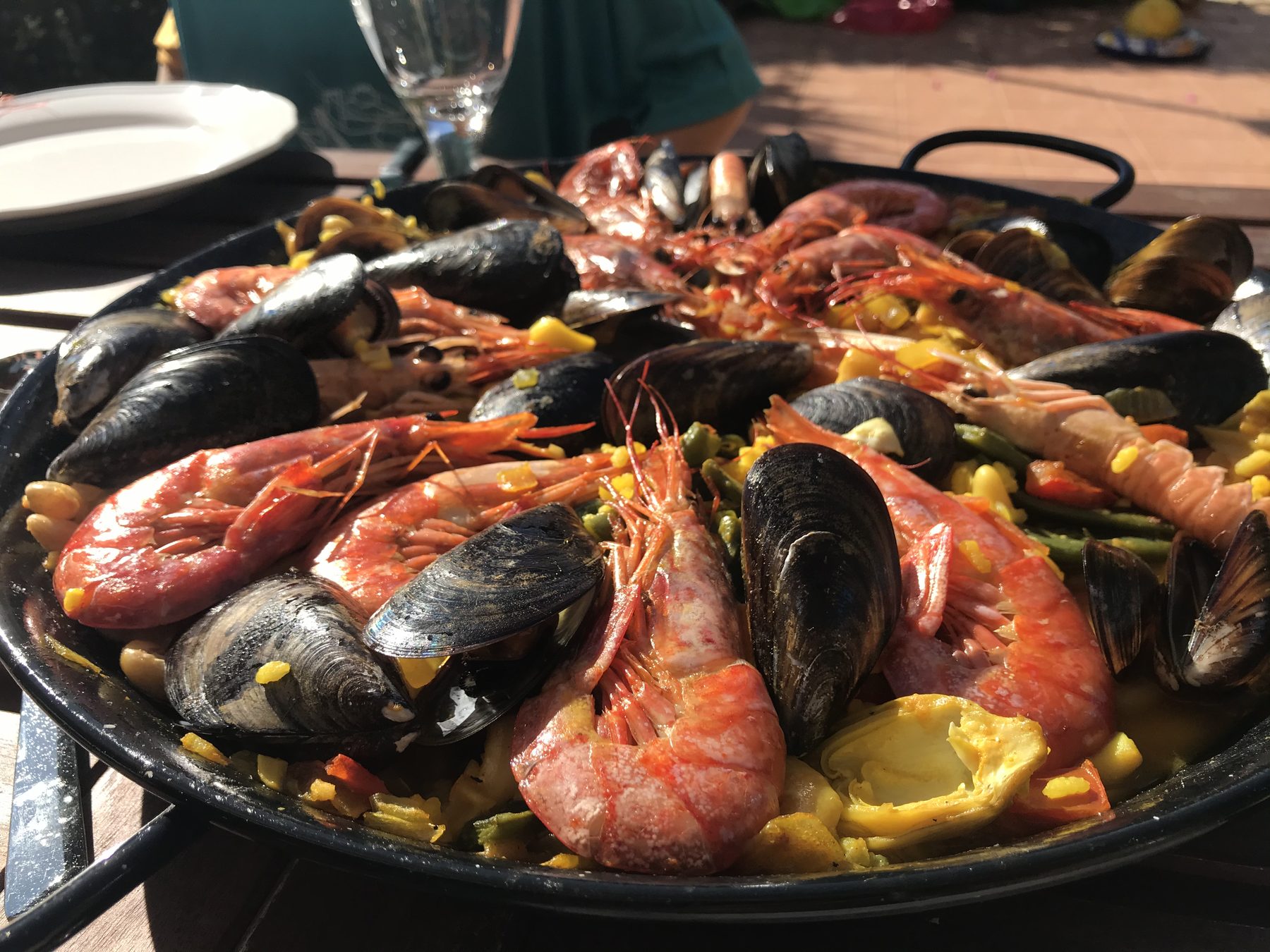Primer plano de una paella con marisco