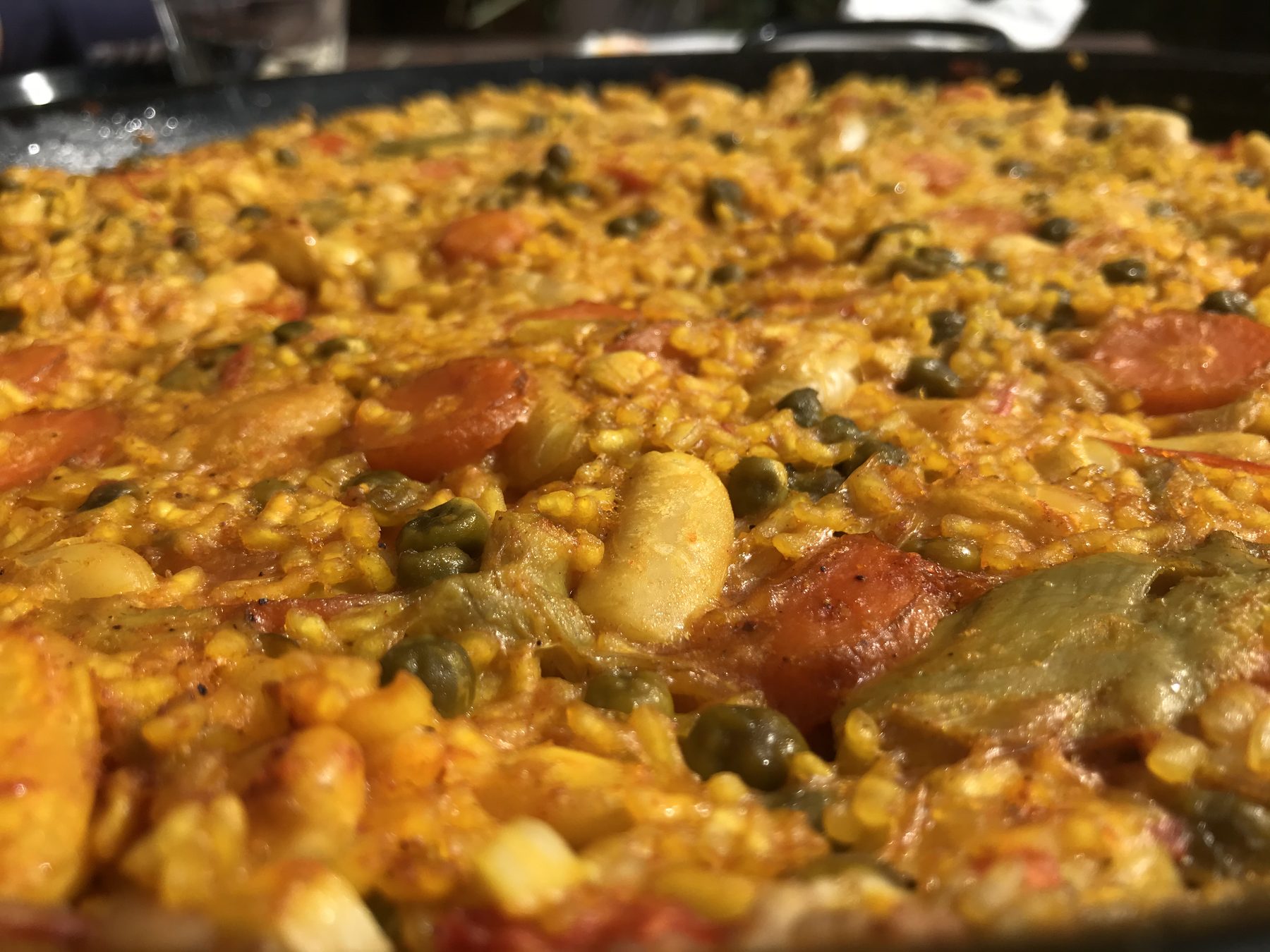 Primer plano del arroz y los ingredientes en la paellera