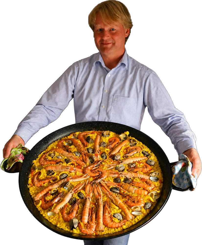 Hugo con una paella hecha recientemente