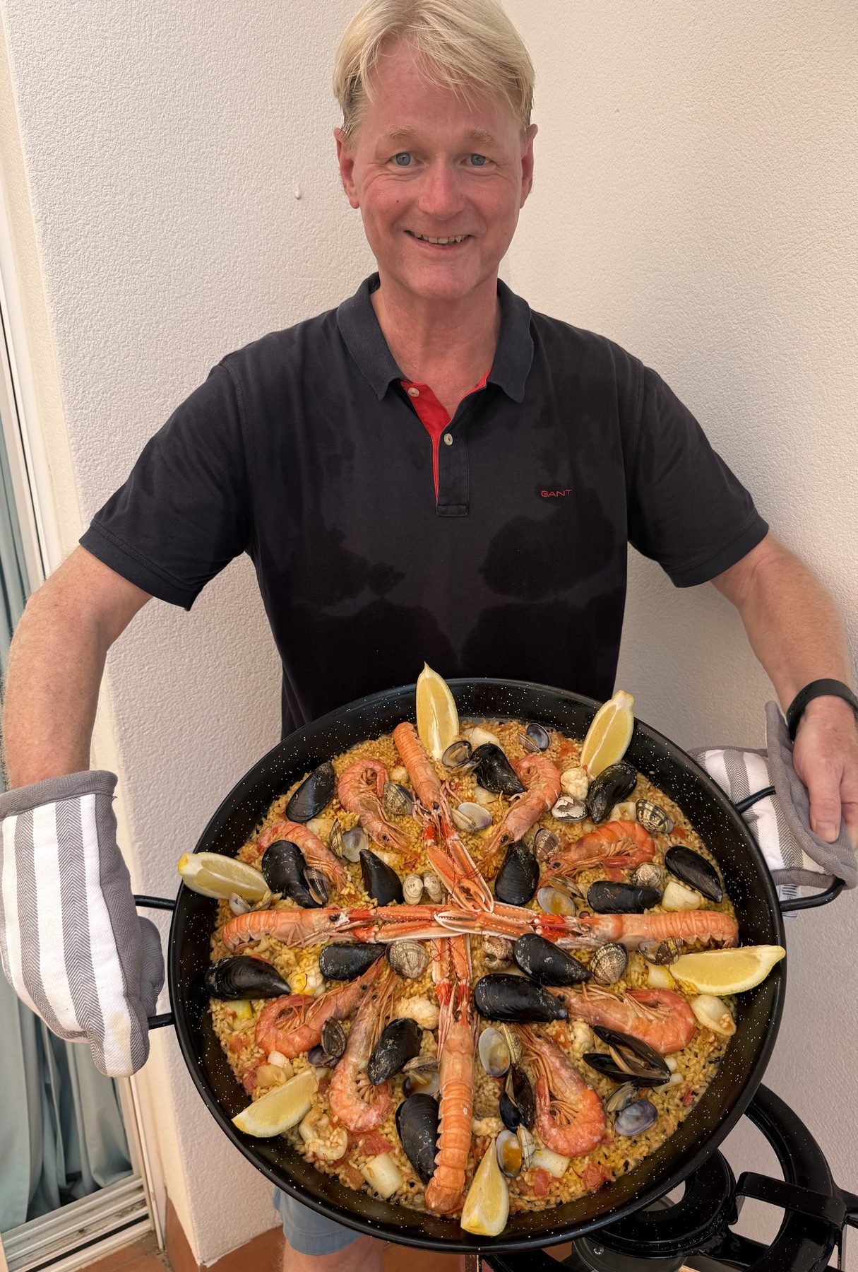 Hugo con una paella