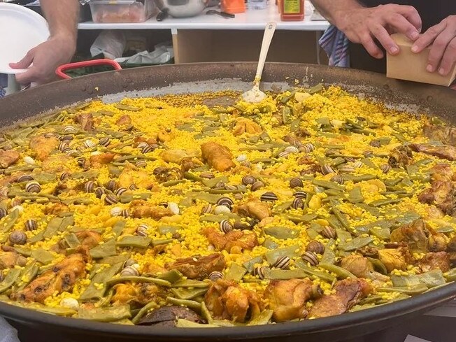 Paella a domicilio, en medio de los invitados