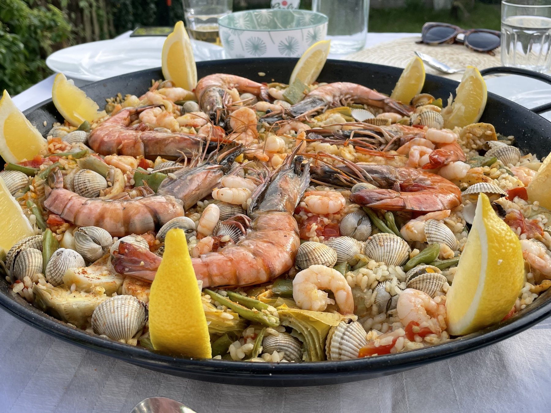 Paella de marisco, lista para servir