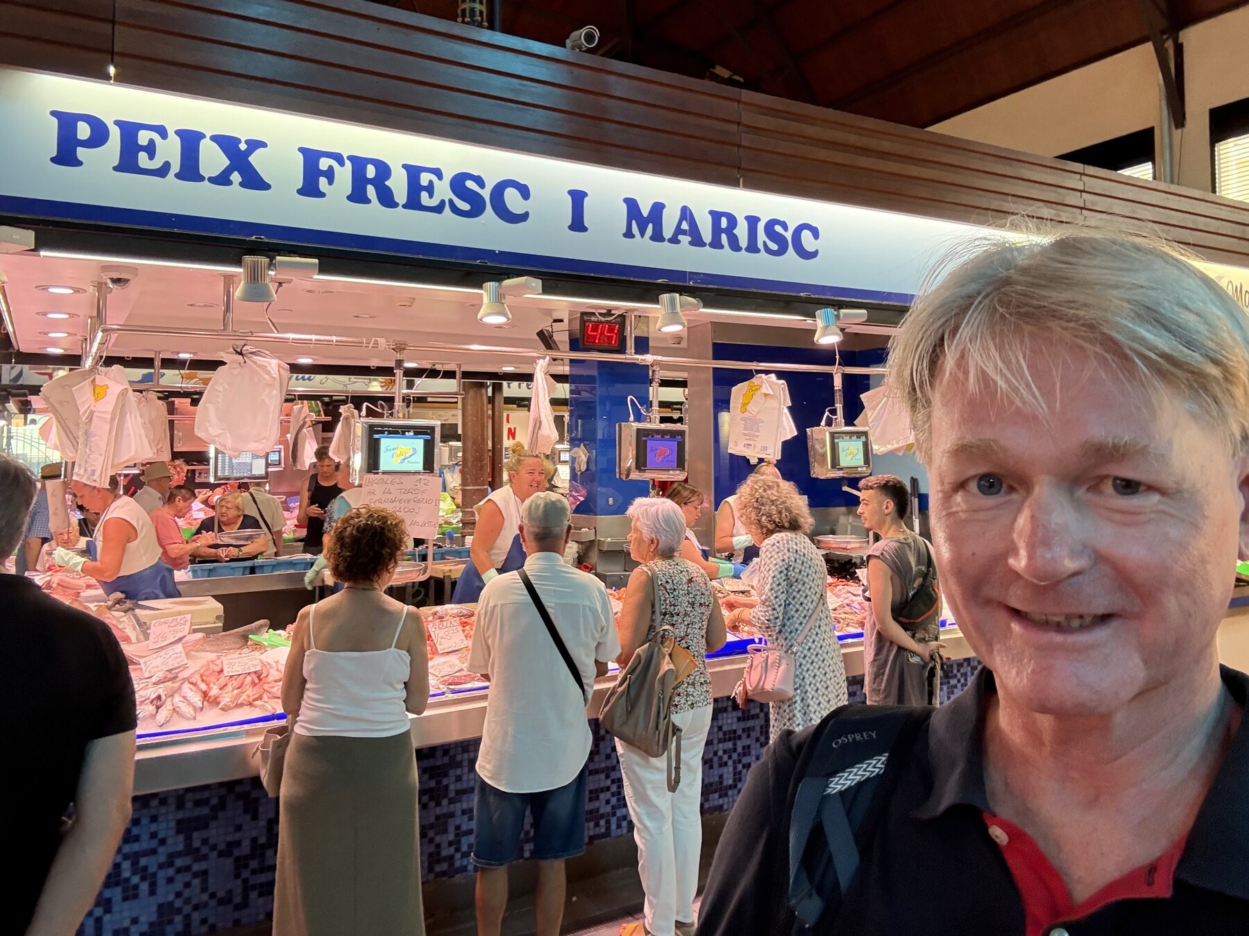 Hugo en una pescadería del Mercat Central
