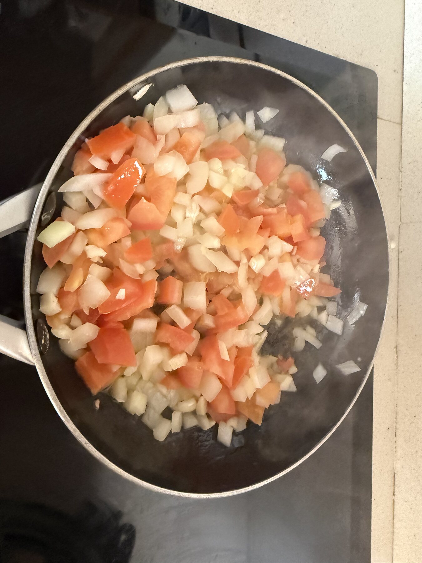 Tomate y cebolla para el caldo