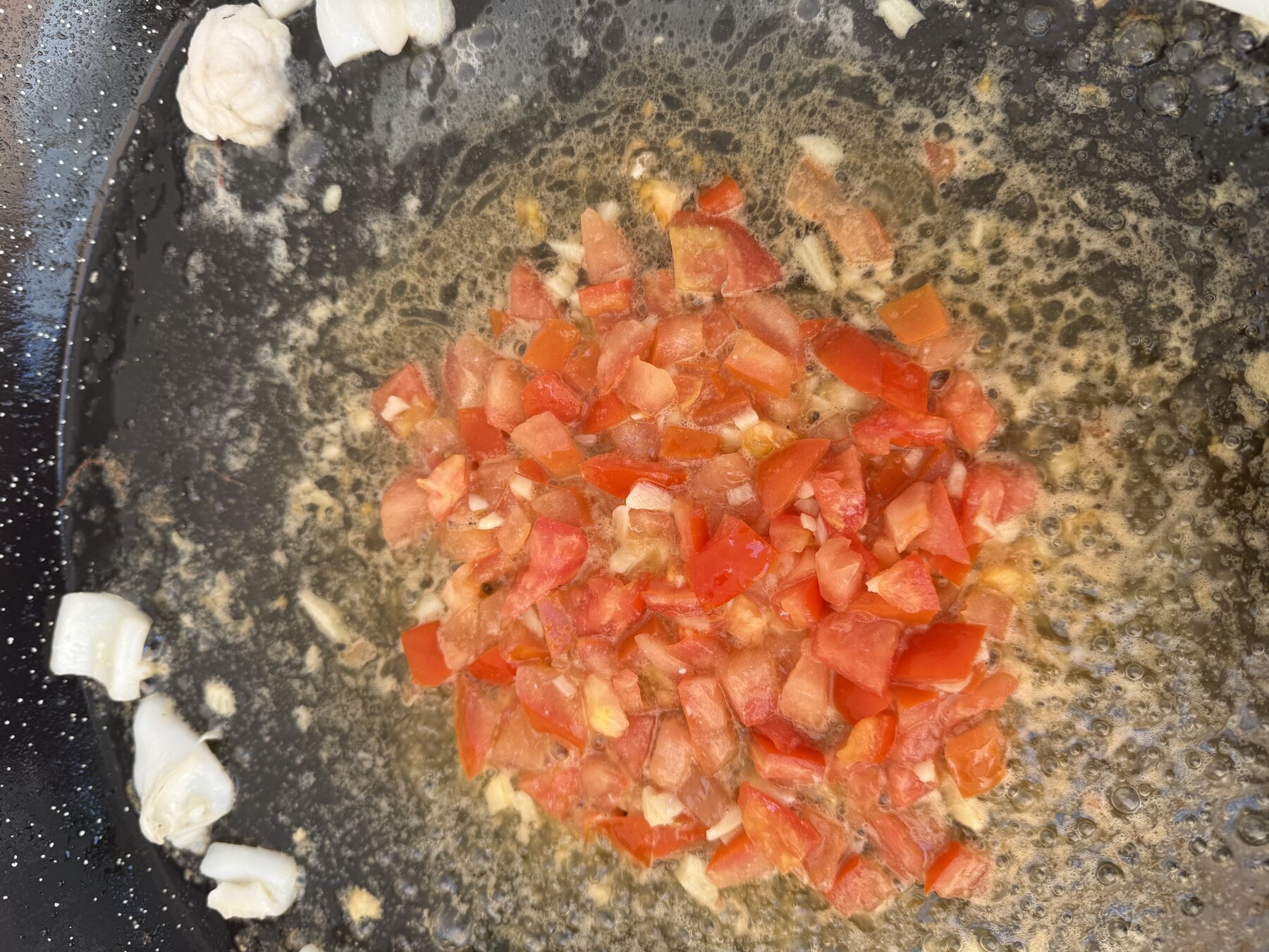 Tomate y ajo en la paellera
