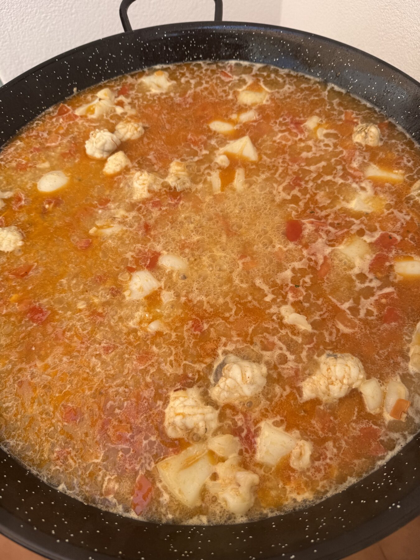El caldo añadido, la paella empieza a hervir