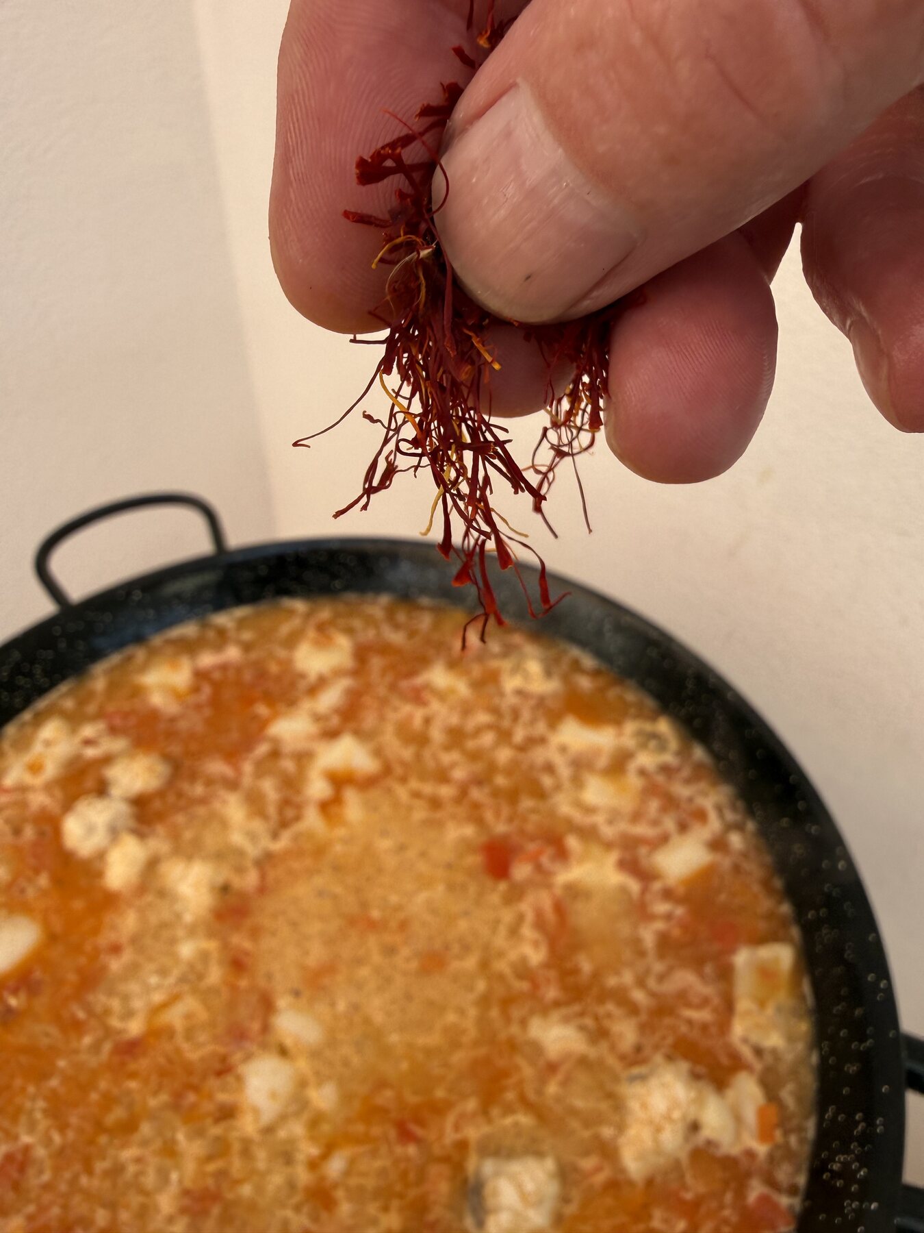 Se añaden las hebras de azafrán