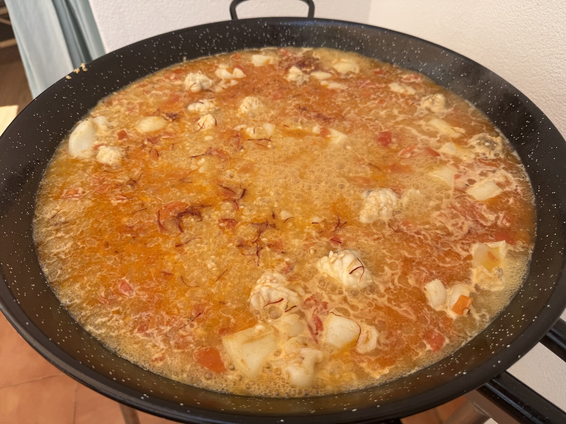 La paella a mitad de cocción