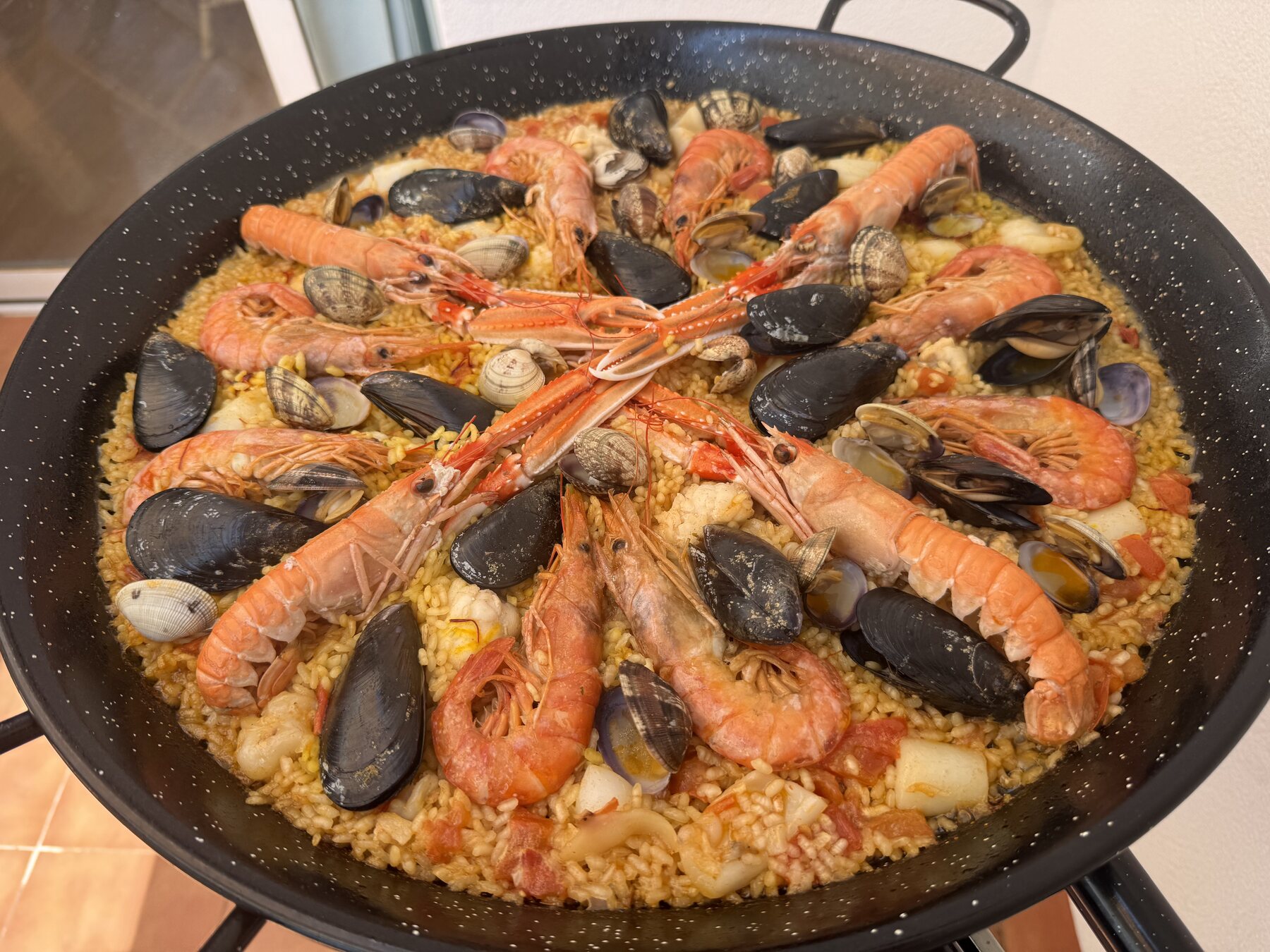 La paella de marisco está lista
