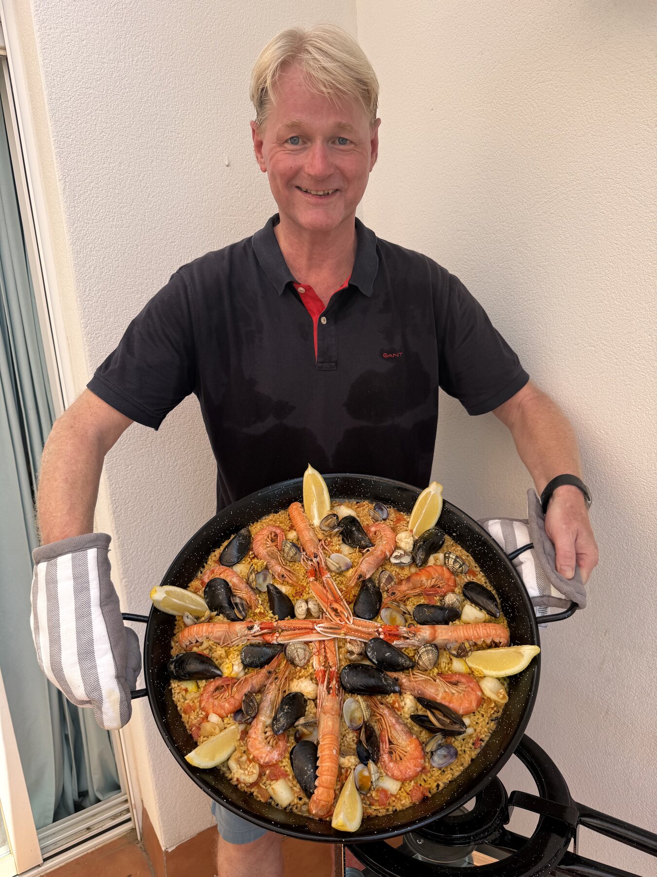 Hugo con la paella de marisco